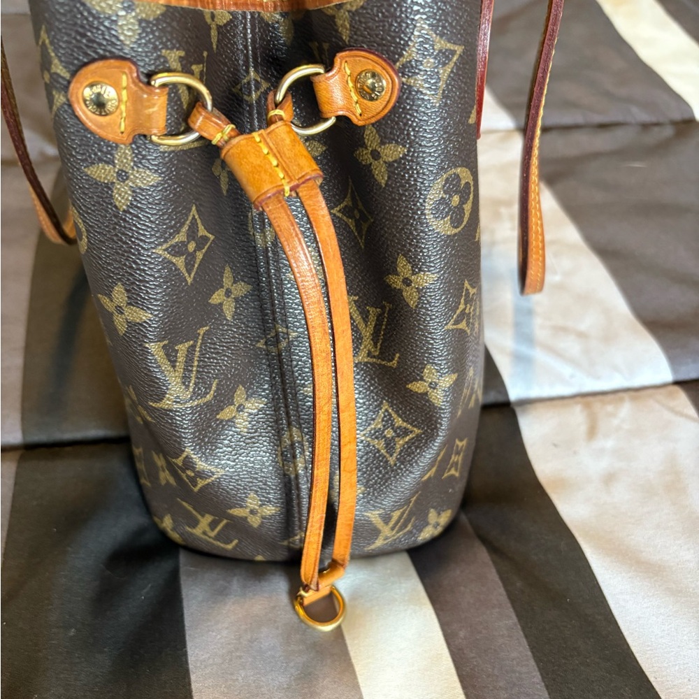 Louis Vuitton Monogram Tote Bag - Picture 11 of 13